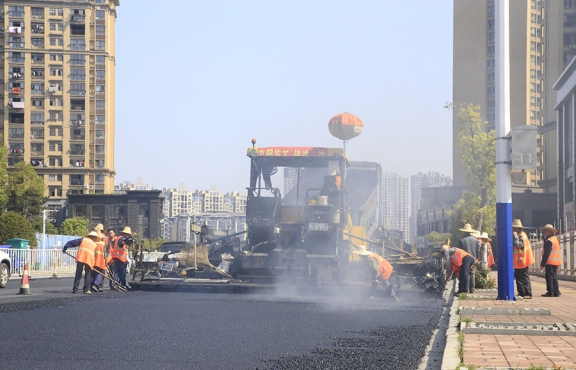 2020年3月20日上午，宜春市高士北路路面改造工程快速推進，施工現(xiàn)場一片繁忙景象
